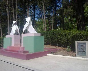 Conjunto monumental dedicado a Ramón Acín en el Parque Miguel Servet de Huesca (foto: Federico Llosa Marsé).