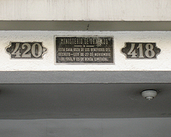 Placa, en Barcelona, de 1953 del Ministerio de Trabajo