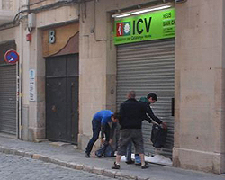 Jóvenes lanzando sal a la sede de ICV en Reus