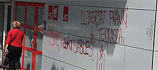 Pintada en favor de Franki en la sede del PSC de Tarragona