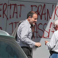 Pintada en favor de Franki en la sede del PSC de Tarragona