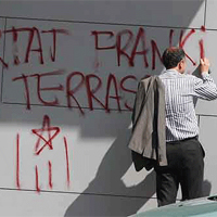 Pintada en favor de Franki en la sede del PSC de Tarragona