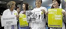 Un grupo de trabajadoras del Hospital San Eloy de Baracaldo (Vizcaya) protesta. (Foto: Carlos García)