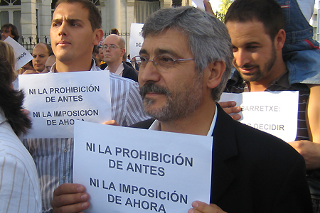 Concentración en Vitoria en favor de la elección de lengua vehicular en las escuelas del País Vasco, septiembre de 2008.