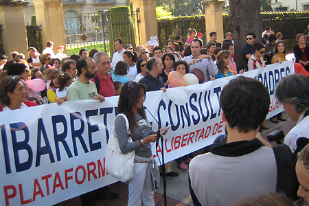 Concentración en Vitoria en favor de la elección de lengua vehicular en las escuelas del País Vasco, septiembre de 2008.