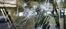 Cristal roto de la fachada de la sede del CAC