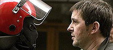 Un ertzaina y Arnaldo Otegi