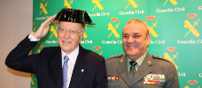 El doctor Barraquer, miembro honorario de la Guardia Civil