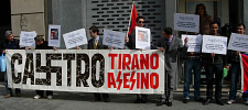 Concentración frente al Consulado de Cuba en Barcelona