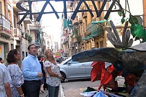 Los dirigentes de Unió Pelegrí y Ortega, en una de las calles del barrio barcelonés de Sants, el lunes por la tarde (foto: CiU).