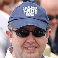 Felip Puig, secretario general adjunto de Convergència, con una gorra con el lema 'Catalonia is not Spain'.