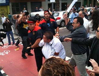 Momento en que agentes de los mossos cargan contra un manifestante protaurino a las puertas de la Monumental de Barcelona (foto: Pepe Albert de Paco).