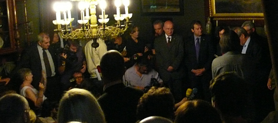 Los consejeros Tresserras y Maragall, durante el acto de homenaje al poeta Joan Maragall, en una de las salas del archivo que lleva el nombre del poeta (foto: LVdB).