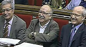 Saura, Carod-Rovira y Montilla, sentados en sus escaños del Parlamento autonómico, momentos antes de la votación que prohíbe las corridas de toros en Cataluña, en 2011 (foto: vídeo).
