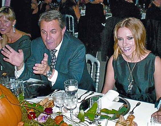 Artur Mas y Scarlett Johansson durante la cena de los premiso Botón Mango (foto: EFE/El Periódico).