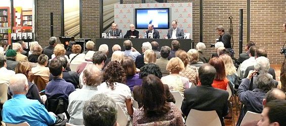 La sala de actos de la librería Bertrand de Barcelona se llenó para escuchar al ex lendakari Juan José Ibarretxe (foto: LVdB).