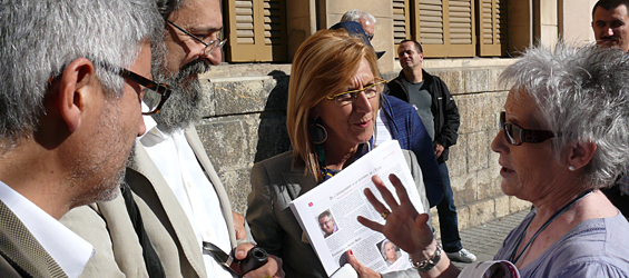Una viandante se dirige a Díez, Caja y Robles, en Tarragona (foto: LVdB).