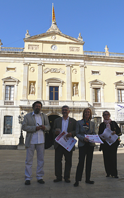 Caja, Robles, Díez y León posan a las puertas del Ayuntamiento de Tarragona, que solo tiene la bandera de la ciudad ondeando (foto: LVdB).