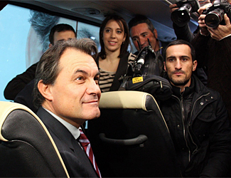 Artur Mas, este miércoles, en el autobús de los periodistas puesto a disposición de estos por CiU para seguir la campaña electoral (foto: CiU).