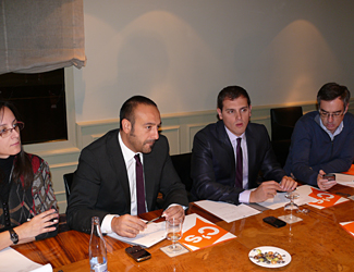 Rivera y Cañas, en la reunión postelectoral del equipo de campaña del 28N, analizando los resultados de las elecciones al Parlamento de Cataluña (foto: LVdB).