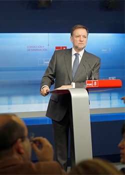 Marcelino Iglesias, secretario de Organización del PSOE y presidente autonómico de Aragón, durante la rueda de prensa, este lunes (foto: LVdB).