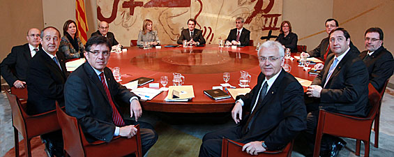 Artur Mas junto al secretario general del Gobierno autonómico, Germà Gordó, y a sus once consejeros, durante la primera reunión del nuevo Consejo Ejecutivo de la Generalidad (foto: gencat.cat).