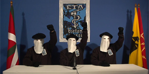 Tres encapuchados, representando a la banda terrorista ETA, en un vídeo reciente.
