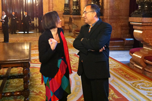 Montserrat Tura y Joan Ferran, conversan en los pasillos del Parlamento de Cataluña, este miércoles tras la intervención de Artur Mas (foto: LVdB).