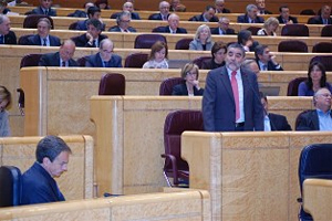 El senador Ramon Aleu (Entesa) interviene, en abril del año pasado, en un pleno en la Cámra Alta ante el presidente del Gobierno, José Luis Rodríguez Zapatero (foto: Entesa).