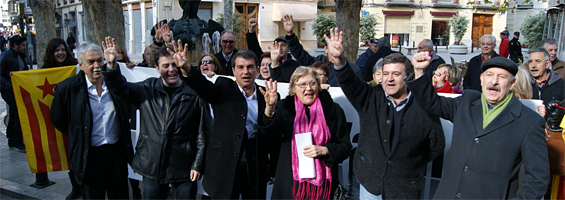Los cuatro duputados autonómicos junto a Isabel-Clara Simó y simpatizantes de Solidaritat, este domingo, a las puertas del hotel donde se ha celebrado un acto político de la formación independentista (foto: jgimenezh).