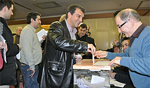 Joan Laporta deposita su voto para elegir la ejecutiva de su partido en Barcelona y Hospitalet (foto: Solidaritat).