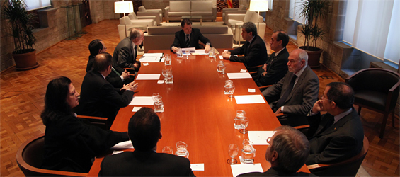La reunión de Artur Mas (CiU), presidente autonómico, con los miembros del Consejo de Garantías Estatutarias tuvo lugar en el Salón Virgen de Montserrat del Palacio de la Generalidad (foto: Generalidad de Cataluña).