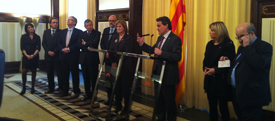 Los miembros de la mesa del Parlamento autonómico -menos Montserrat Tura (PSC)- han hecho entrega de un cheque por valor de 6 millones de euros al Gobierno autonómico (foto: LVdB).