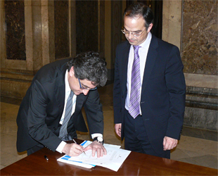 Millo firma el acuerdo con CiU, ante el diputado autonómico nacionalista Turull (foto: PP).