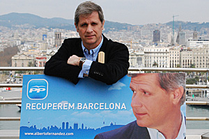 Alberto Fernández Díaz, líder del PP en el Ayuntamiento de Barcelona, durante la presentación de su cartel de precampaña (foto: PP).
