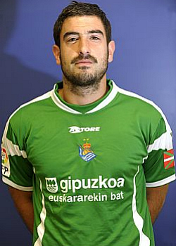 Eñaut Zubikarai Goñi, con la camiseta de la Real Sociedad, en la fotografía oficial del equipo guipuzcoano.