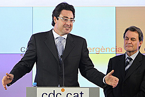David Madí, junto a Artur Mas, en diciembre pasado, durante la rueda de prensa en la que anunció que dejaba la política activa (foto: CiU).