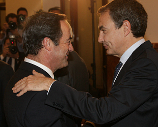 Bono saluda a Zapatero, en la recepción del presidente del Congreso a los invitados al acto de celebración del XXXIII aniversario de la Constitución (foto: Congreso).