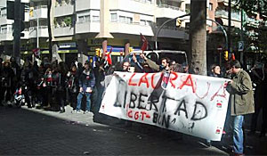 Manifestación de apoyo a la dirigente de la CGT de Barcelona Laura Gómez ante la comisaría de los Mossos d'Esquadra de Les Corts (foto: CGT).