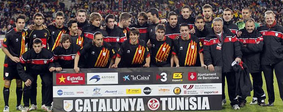 La selección autonómica de Cataluña, antes de enfrentarse a la selección de Túnez (foto: FCF).