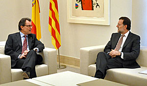 El presidente de la Generalidad, Artur Mas (CiU), y el presidente del Gobierno, Mariano Rajoy (PP), durante una reunión celebrada en febrero de 2012 en la Moncloa (foto: la Moncloa).