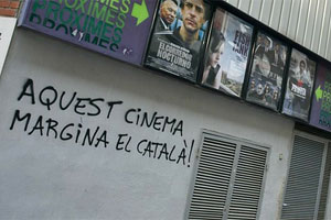 Pintada en un cine de Barcelona por proyectar sus películas en castellano.