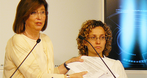 La consejera de Enseñanza, Irene Rigau, y Meritxell Ruiz, durante una rueda de prensa en el Parlamento autonómico (foto: CiU).