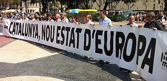 Miembros de la Asamblea Nacional Catalana, durante la presentación de la pancarta que encabezará la manifestación independentista que han convocado para el Once de Septiembre (foto: blogspot.es).