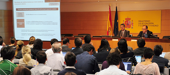 Fernando Jiménez Latorre, secretario de Estado de Economía y Apoyo a la Empresa, y Fernando Restoy, subgobernador del Banco de España. presentando el informe de Oliver Wyman sobre la banca española (foto: Ministerio de Economía y Competitividad).