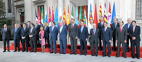 Los presidentes de las CCAA posan junto al Rey, el Príncipe, el presidente del Gobierno, el presidente del Senado y varios miembros del Gobierno, antes de la celebración de la V Conferencia de Presidentes Autonómicos (foto: la Moncloa).