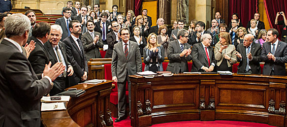 El presidente de la Generalidad, Artur Mas, recibe los aplausos de una parte del Parlamento autonómico, tras la aprobación de la declaración secesionista (foto: parlament.cat).