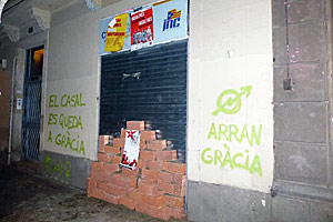 Fachada de la sede de CDC en el barrio de Gracia de Barcelona, tapiada por la organización juvenil independentista radical Arran (foto: Arran).