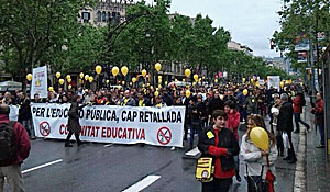 Miles de personas se manifiestan por el centro de Barcelona en contra de los recortes en sanidad y educación