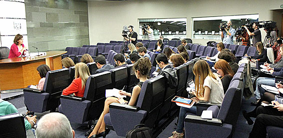 La vicepresidenta del Gobierno, Soraya Sáenz de Santamaría, durante la rueda de prensa posterior al Consejo de Ministros de este viernes (foto: la Moncloa).